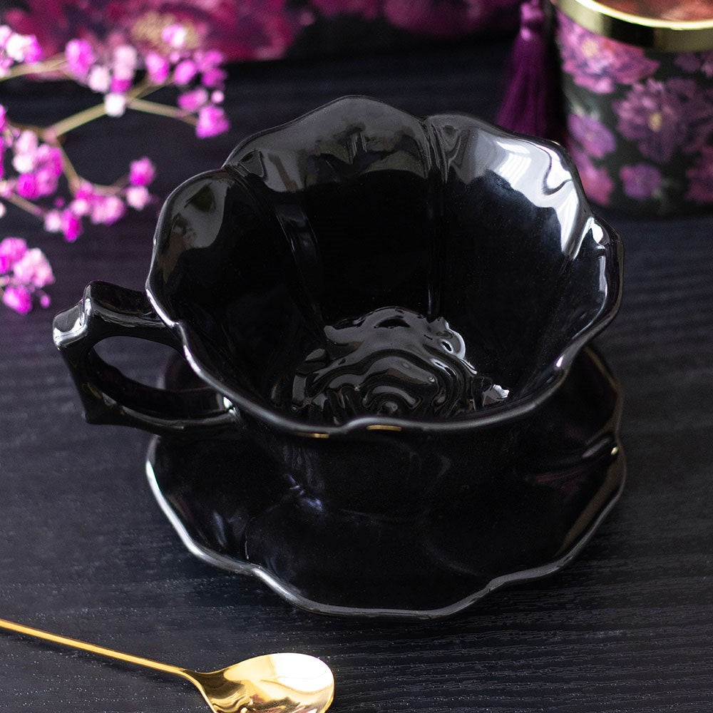 Čierna keramická šálka s podšálkou v tvare ruže