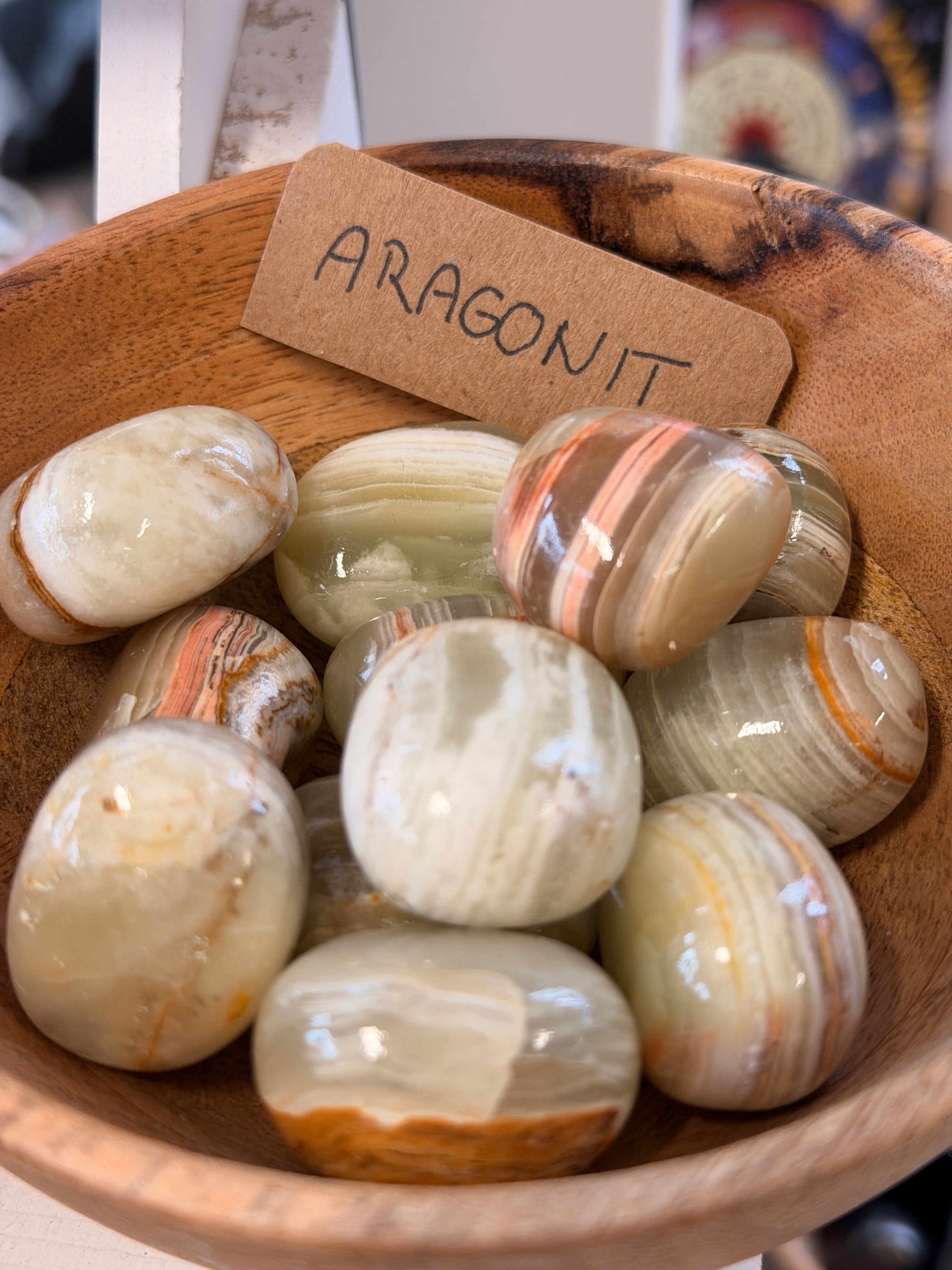 Aragonit – tromlované kamene v drevenej miske