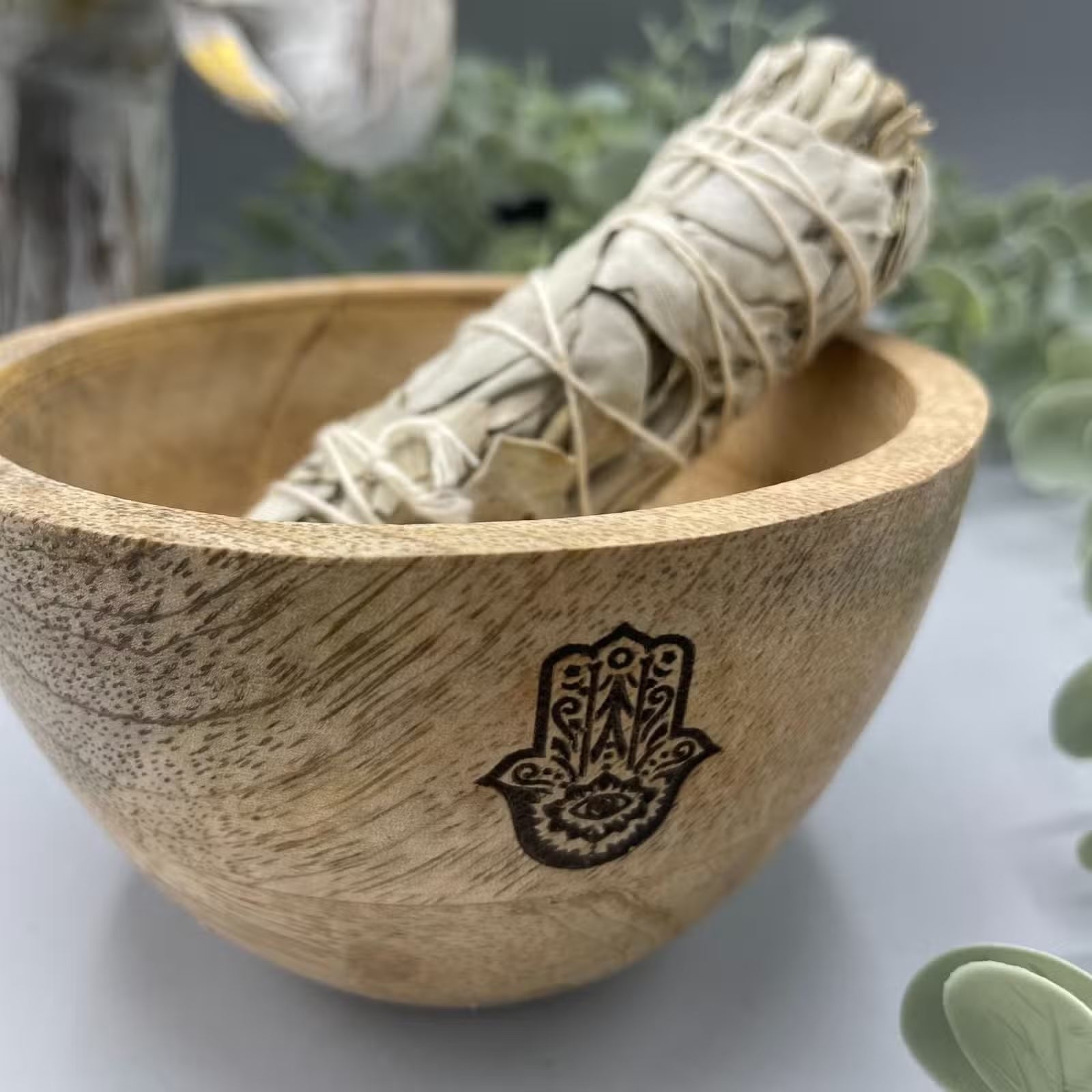 Drevená rituálna miska Hamsa s bielou šalviou