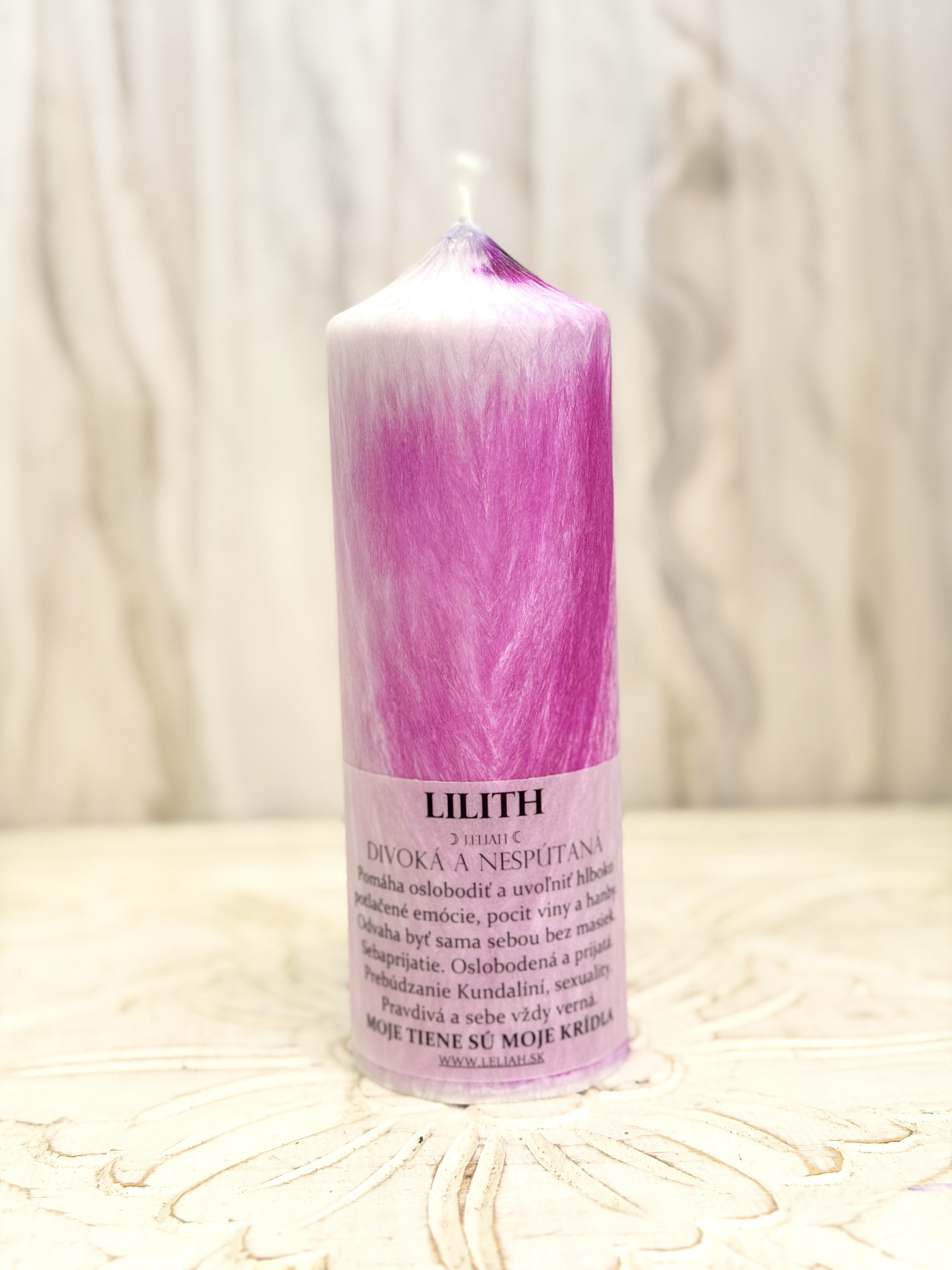 Lilith – energetická sviečka LELIAH (17 × 6 cm)