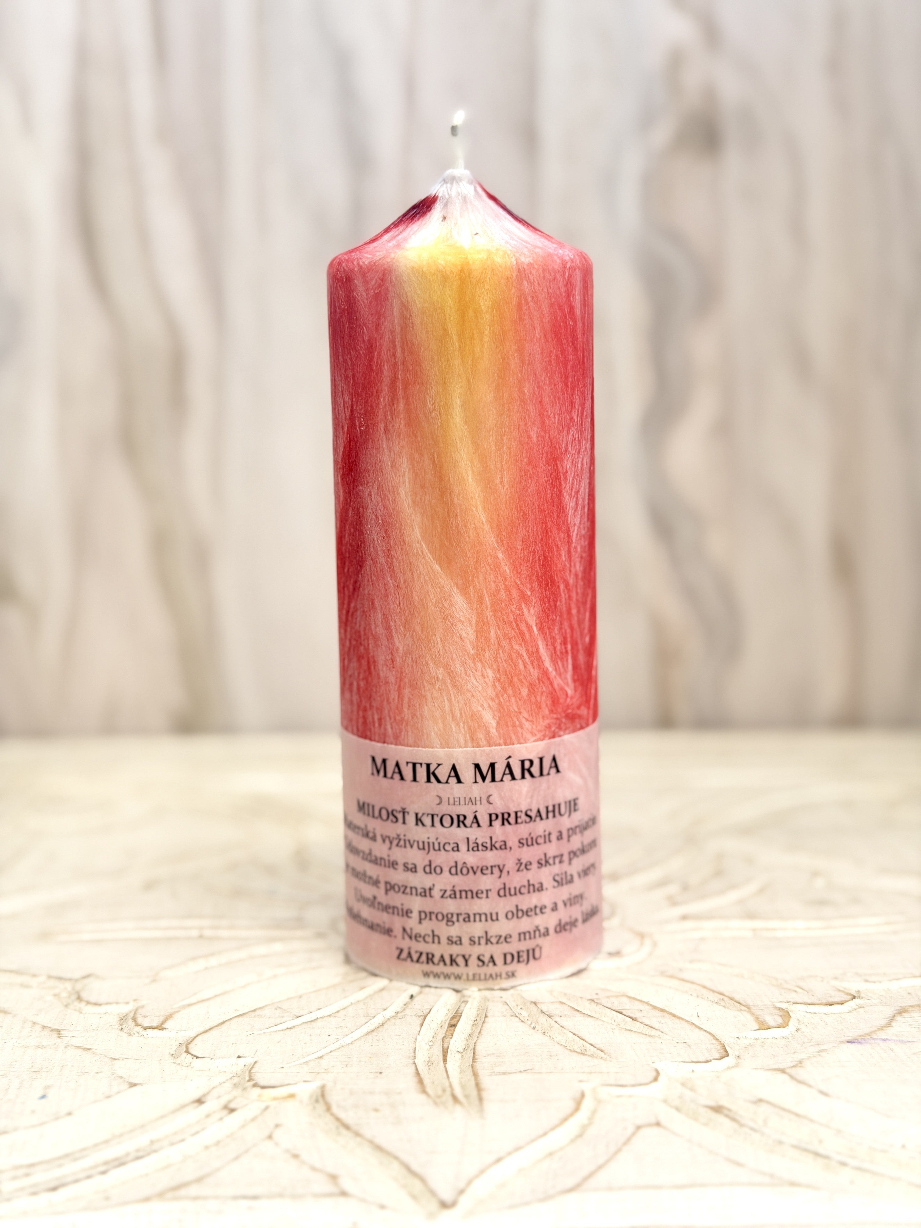 Matka Mária – energetická sviečka LELIAH (17 × 6 cm)