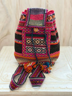 Peruánsky shipibo ruksak detail vzoru a strapcov