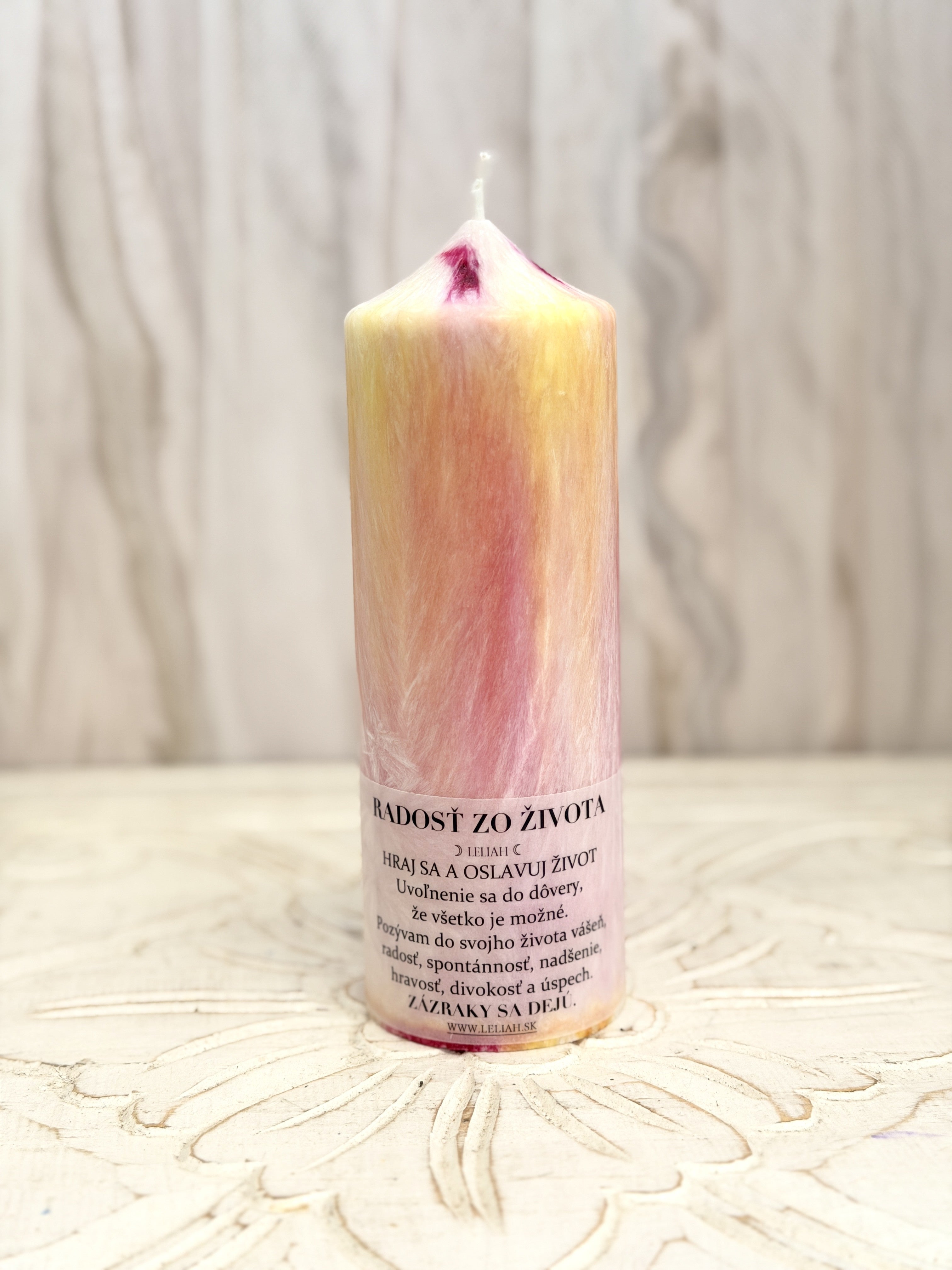 Radosť zo života – energetická sviečka LELIAH (17 × 6 cm)