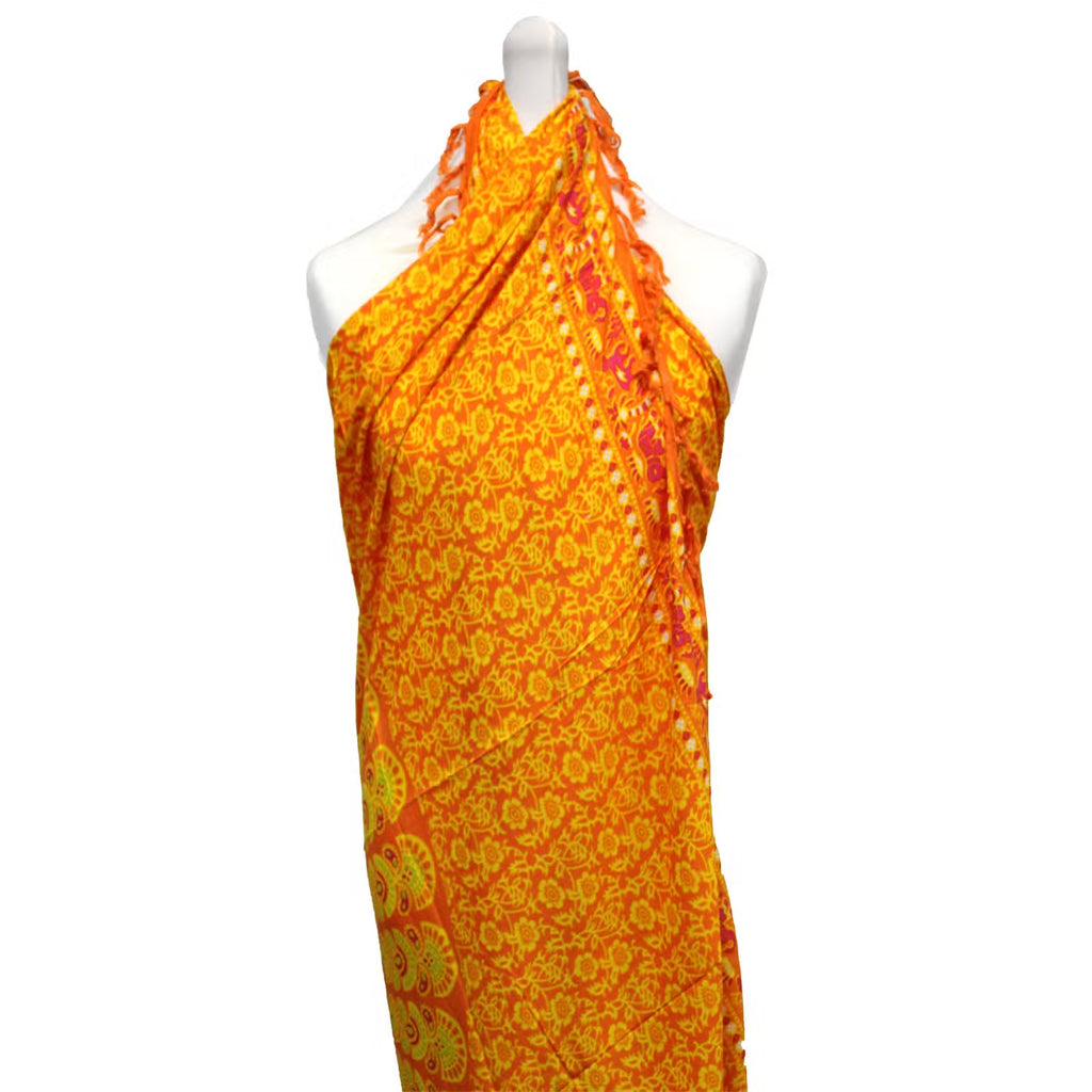 Oranžový sarong nasadený ako plážová šatka