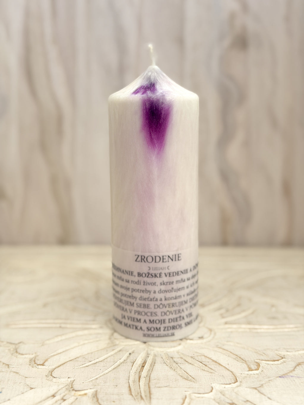Zrodenie – energetická sviečka LELIAH (17 × 6 cm)
